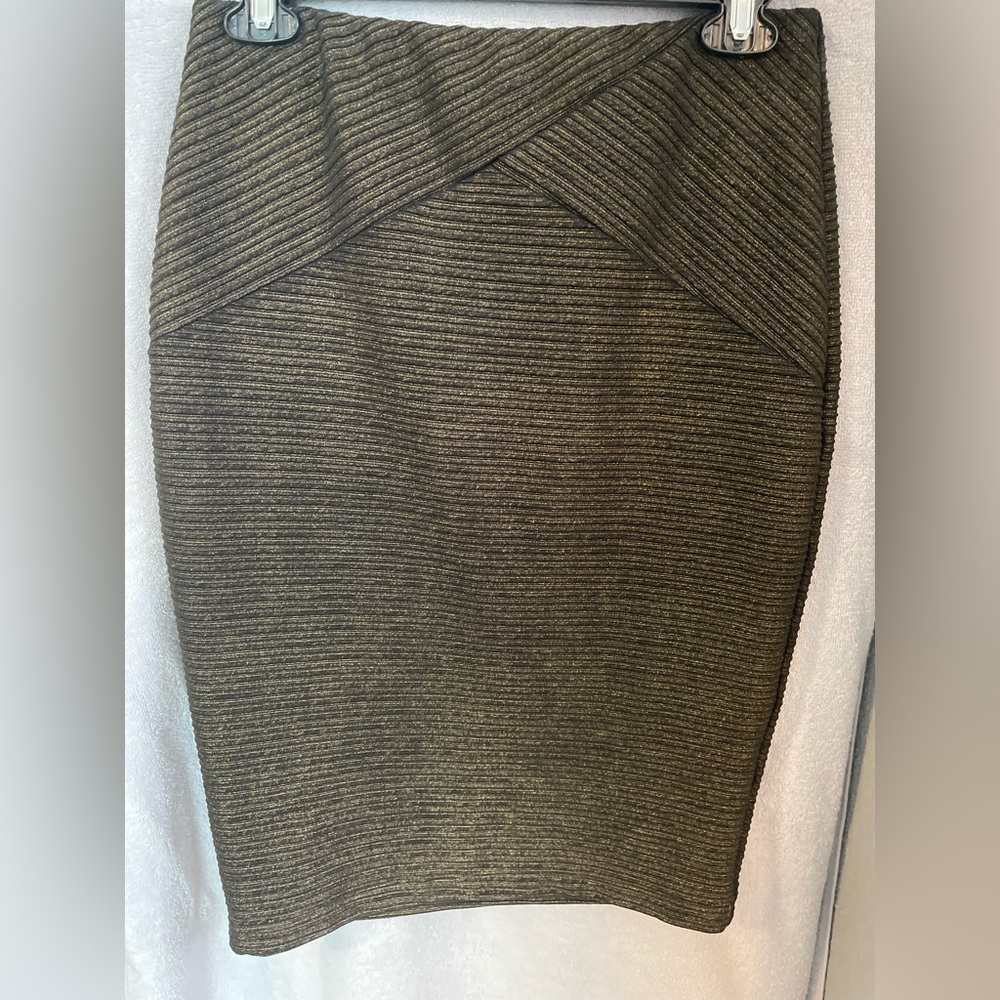 Gliter’ish.  Pencil skirt. Fitted.